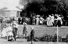Wallace-Arthur-Entertainers-in-the-Alexandra-Park.-1910.